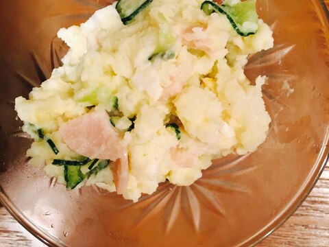 魚肉ソーセージ入りのポテトサラダ